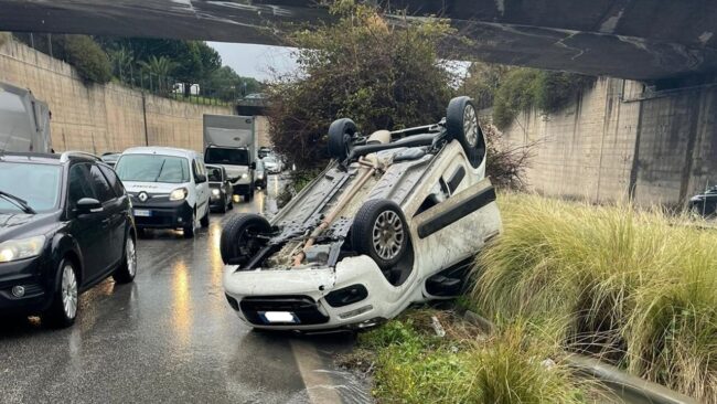 Incidente in viale Regione Siciliana, auto si ribalta nell’aiuola spartitraffico: vettura distrutta, strada chiusa