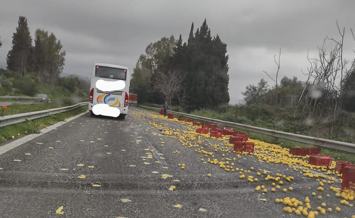 “Invasione” di limoni sulla Messina-Catania, camion perde il carico e gli agrumi ruzzolano sulla carreggiata