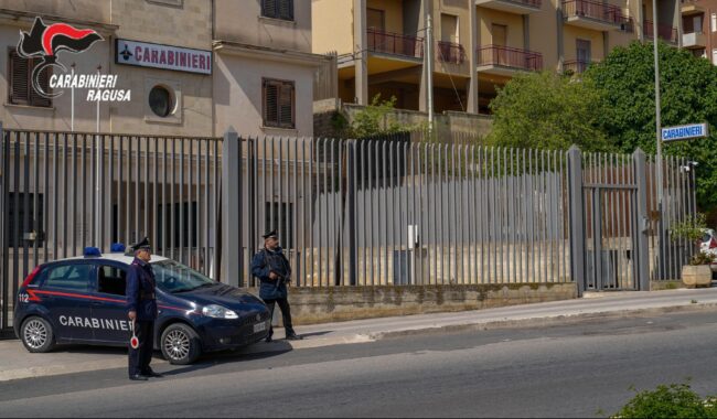 Paura in centro, forza la porta di un bar e si introduce all’interno: 26enne fugge col “bottino”