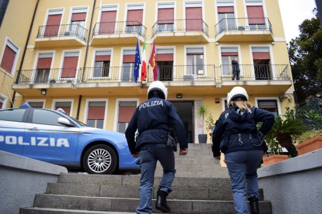 Nascondevano l’hashish sotto il sedile anteriore, arrestati due soggetti nel Messinese