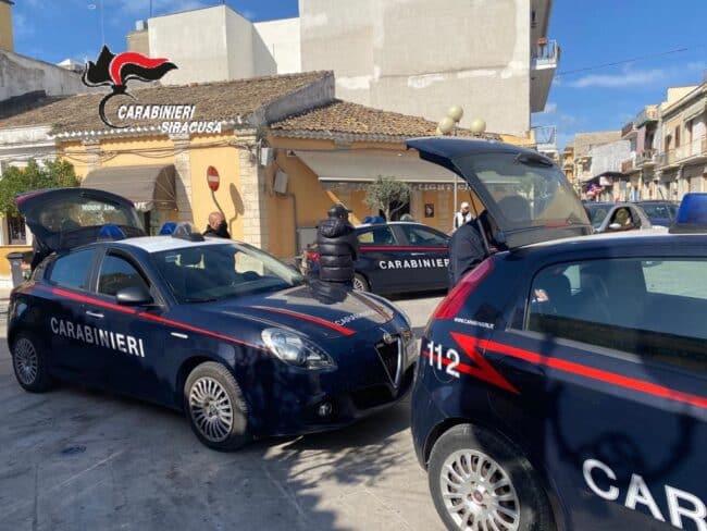 La gelosia, le botte e la violenza: 36enne minaccia con coltello da cucina la convivente, arrestato