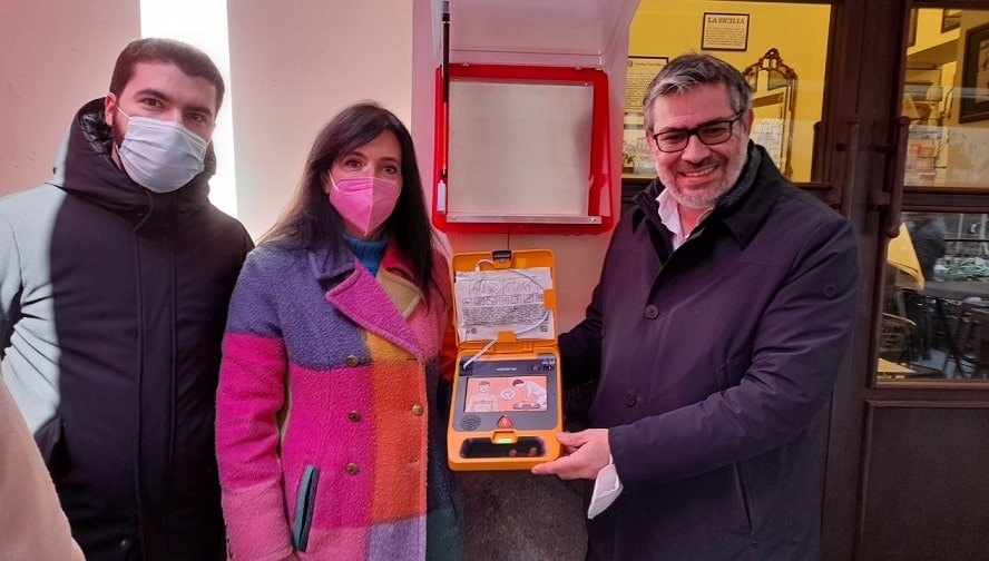 Catania, alla Pescheria il primo di 11 defibrillatori destinati ai Municipi: “Ora bisogna formare la gente”