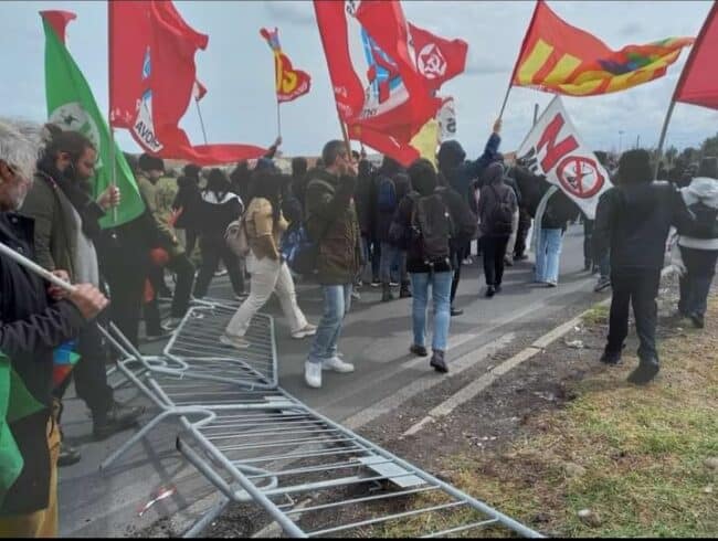 Corteo a Sigonella contro la guerra e la NATO, travolte le transenne imposte dalla Questura
