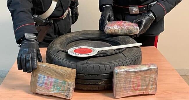 Posto di blocco, giovane tradito dal nervosismo: in auto oltre 3 kg di cocaina – VIDEO