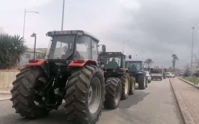 “La Sicilia alza la voce”: centinaia di lavoratori protestano in strada con mezzi agricoli