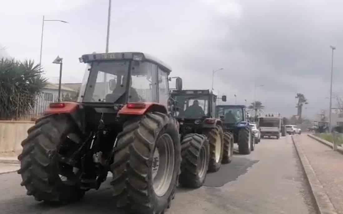 Agricoltori imbufaliti per i rincari sulla produzione, “invasione” di trattori in corso Umberto