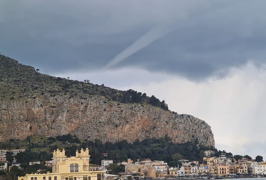 Il maltempo piomba in Sicilia, grandine e vento in città: tromba d’aria avvistata a Mondello