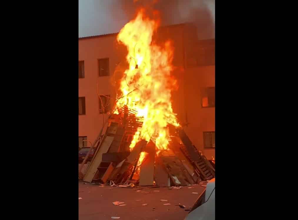 Palermo “prigioniera” delle vampe di San Giuseppe, palme in fiamme e mezzi danneggiati: è caos incivili