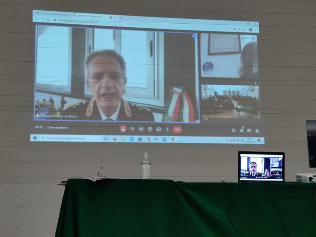 “Tu da che parte stai?”. Gli studenti del “Gemmellaro” incontrano la Polizia Postale per parlare di cyberbullismo e rischi del web