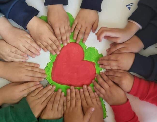 L’I.C. di Santa Venerina e il suo “NO” alla guerra: riflessioni e preghiere per la pace – LE FOTO