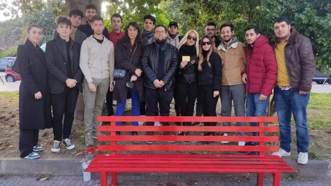 Panchina rossa a Vulcania, l’iniziativa della Consulta giovanile e III Circoscrizione per dire “No alla violenza sulle donne”