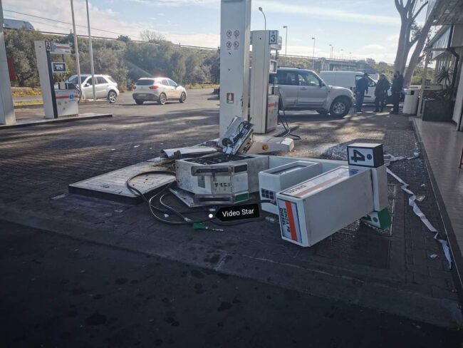 Fiat Multipla contro bancomat di un distributore del Catanese: vandali rubano “bottino” e fuggono