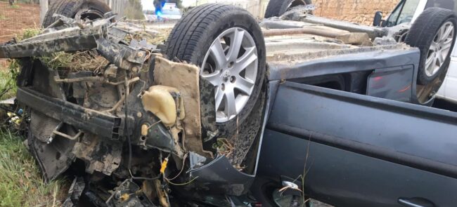 Incidente sulla SP1, auto cappottata: diversi feriti estratti dalle lamiere del mezzo, LE FOTO