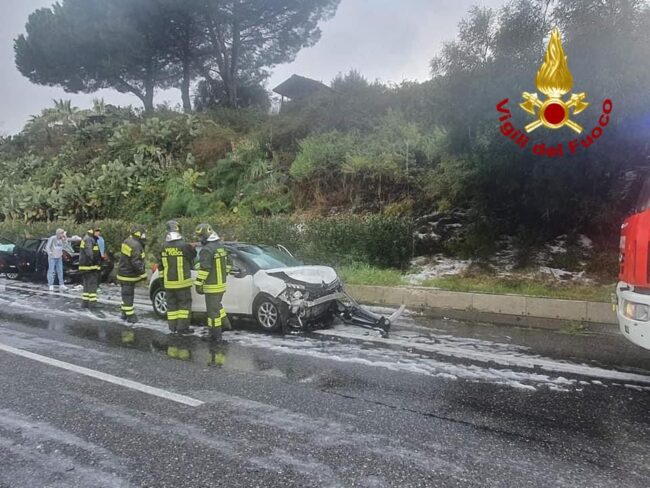Incidente sulla A18, due feriti fuori pericolo ma uno resta in osservazione in ospedale