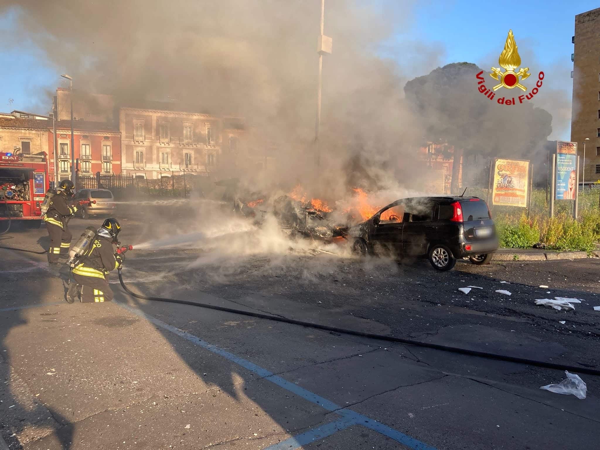 Paura nel centro storico di Catania, roulotte e auto in fiamme: vigili del fuoco e 118 sul posto