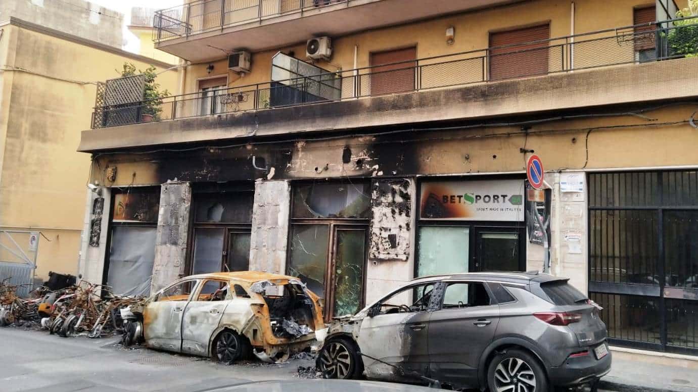 Via Padova, auto e scooter incendiati e abbandonati da più di un mese: l’appello del Comitato Vulcania