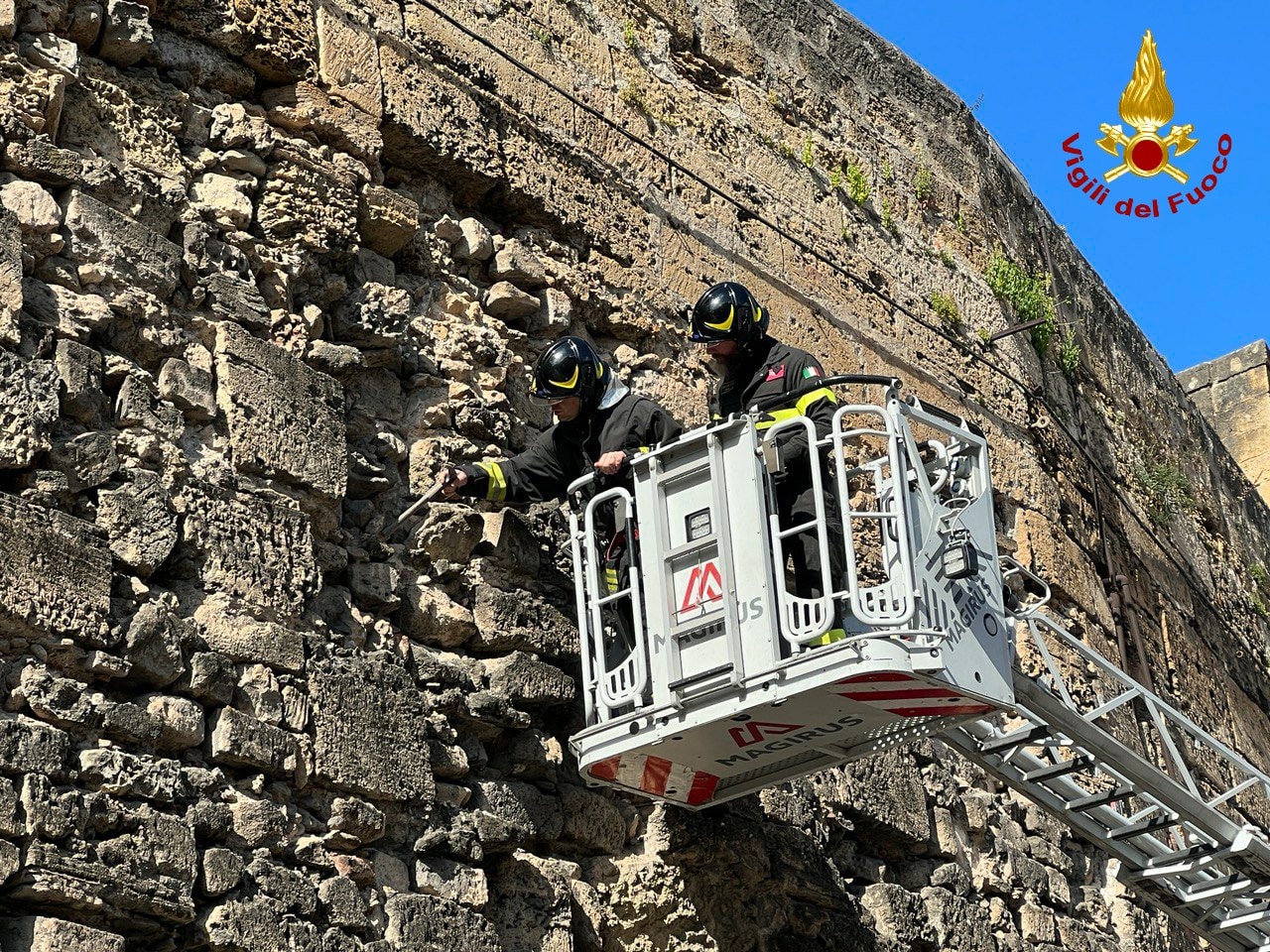 Cadono calcinacci dal muro di cinta di Palazzo Reale: vigili del fuoco limitano i danni – VIDEO