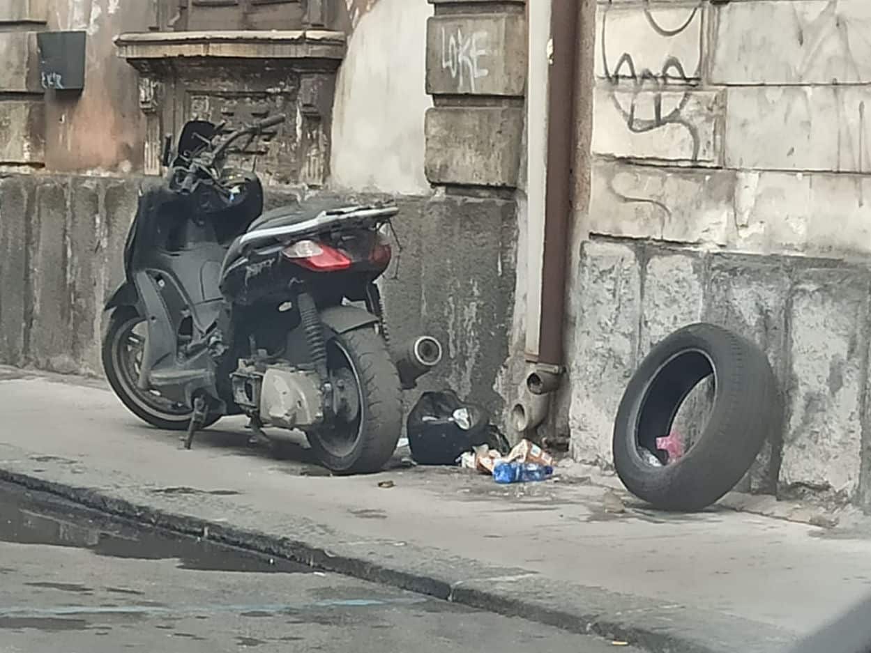Catania, auto e scooter abbandonati nel III Municipio. Le parole del Presidente Ferrara
