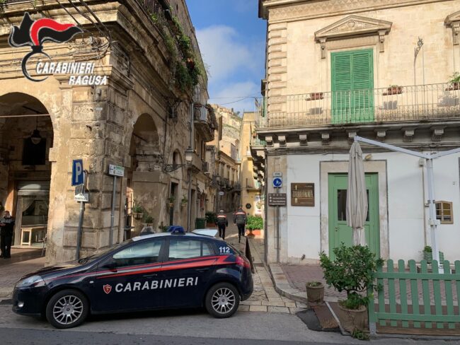 Follia in pieno centro storico, sfonda porte di un condominio e tenta di introdursi: 27enne ai domiciliari