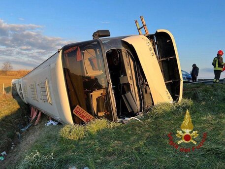 Tragedia lungo la A14, autobus con ucraini a bordo si ribalta: morta una ragazza