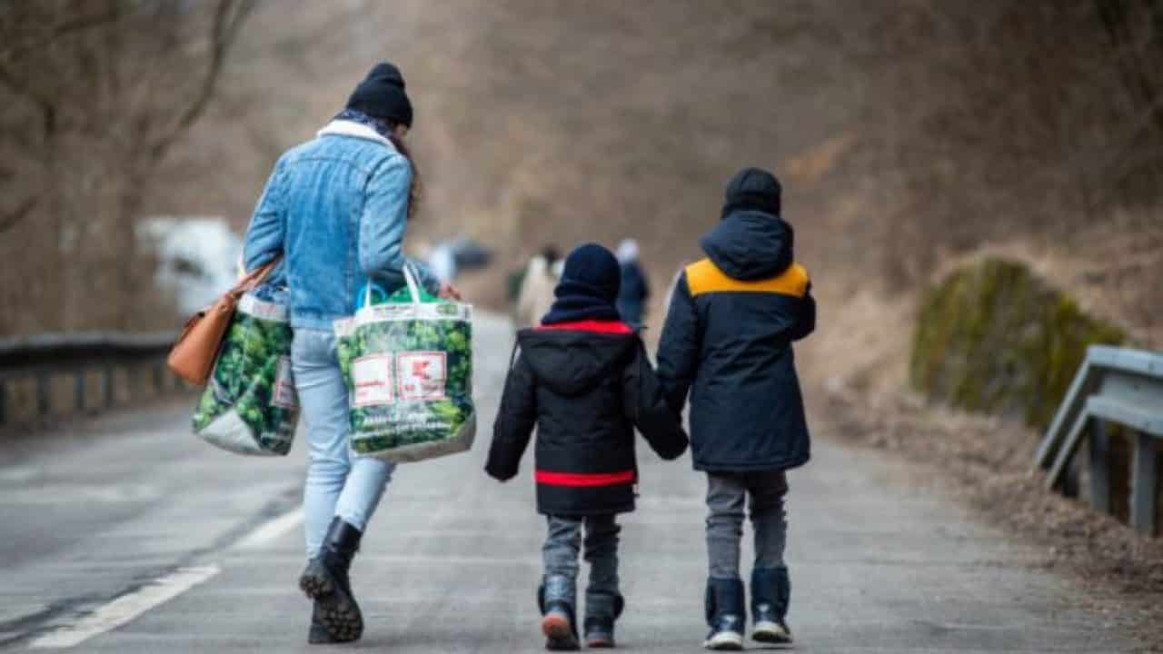 Mamma ucraina con tre figli fugge dalla guerra e viene ospitata in Sicilia. Biondi: “Non vedo l’ora di abbracciarli”