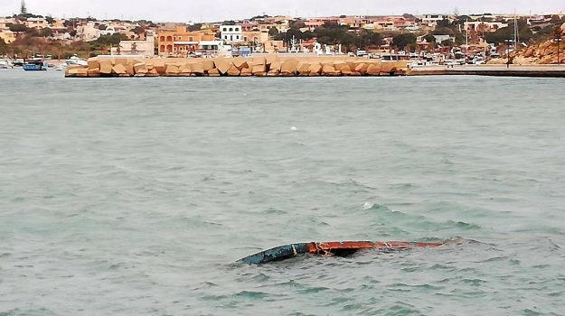 Barcone affonda nel porto di Lampedusa, il sindaco: “A rischio l’area. Colpa della burocrazia”