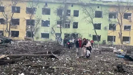 Guerra in Ucraina, bombardato l’ospedale pediatrico di Mariupol: donne e bambini morti sotto le macerie