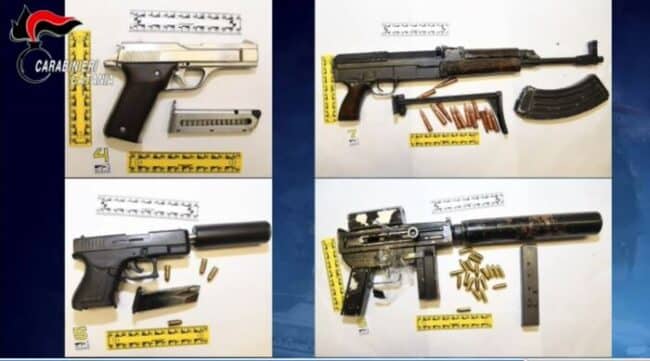 Mafia, arsenale di armi vicino a una scuola di Catania: arrestato latitante, soggetto con cocaina in pietra