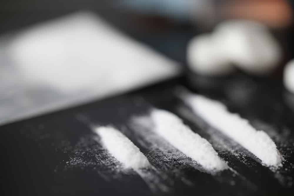 Cocaina in una scatola di cioccolatini e hashish “in giro” per casa: un arresto