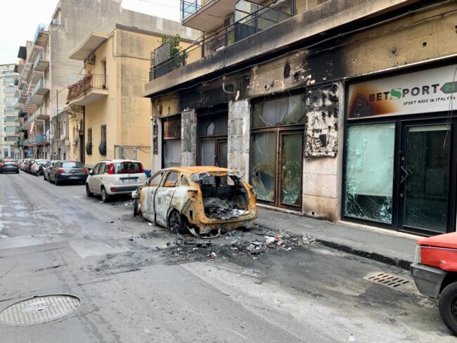 Auto e scooter carbonizzati in via Padova, c’è la rimozione. Ferrara: “Intervento sarà finito in pochi giorni”