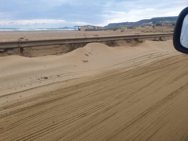 Cumuli di sabbia in strada, chiusa la Portopalo-Marzamemi e disagi alla circolazione