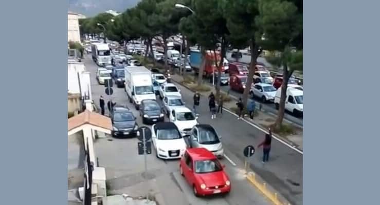 Palermo, al Ponte Corleone i cittadini diventano vigili e dirigono il traffico. Gelarda: “Serve presidio costante”