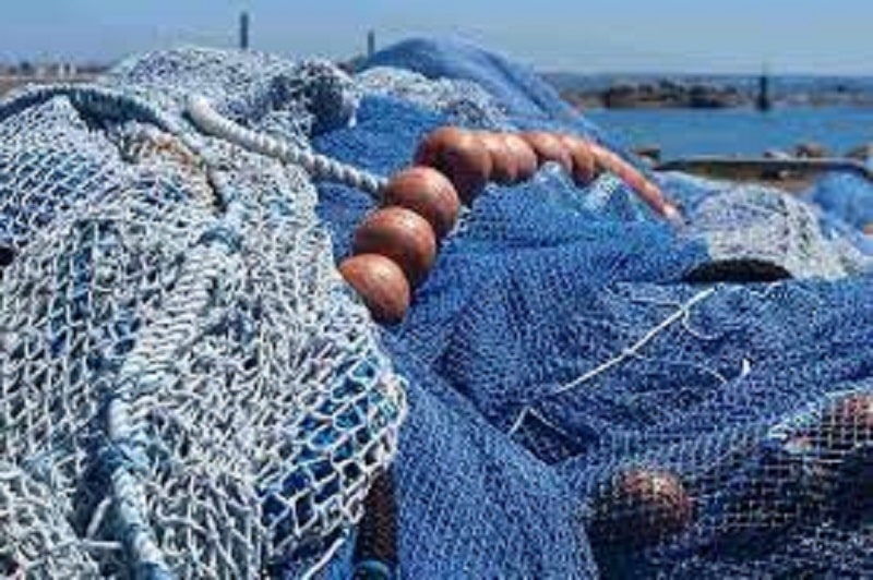 Pesca illecita, “beccato” natante mentre salpa rete da 200 metri: scatta sanzione e sequestro