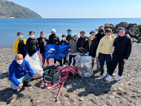 Piccoli studenti ripuliscono la spiaggia Lunga di Lipari. La maestra: “Una bella iniziativa, ragazzi soddisfatti”