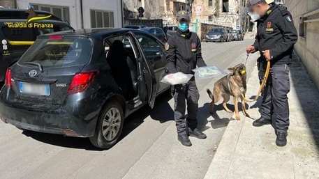 Dalla Calabria alla Sicilia con 2,4 chili di cocaina: arrestato corriere della droga
