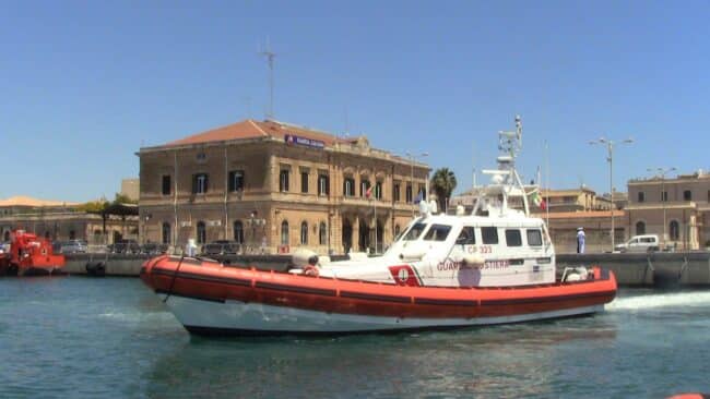 Pescavano nel porto con attrezzatura non consentita, multa salata per natante da diporto
