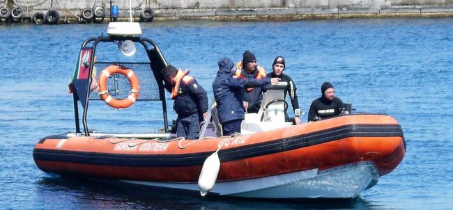 Bonifica fondali nella costa di Aci Castello: operazione contro inquinamento da vetroresina e materiali compositi