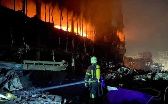 Guerra in Ucraina, Kiev sotto le bombe: colpite case e centro commerciale, almeno 6 morti