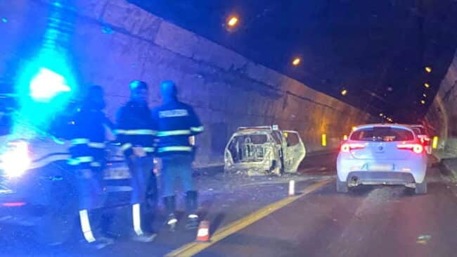 Black out in galleria, auto divorata dalle fiamme: “inferno” di fuoco sulla A20