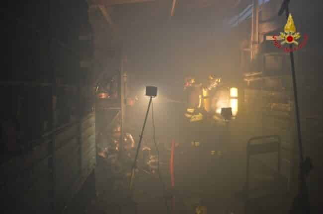 Incendio nella notte a Vittoria, capannone agricolo in fiamme: aperte le indagini
