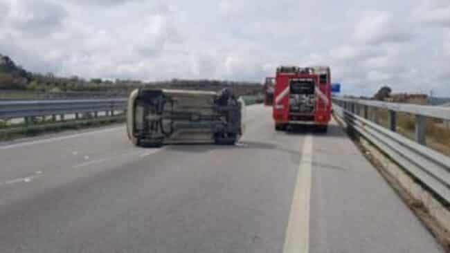 Grave incidente stradale lungo la SS 640, si scontrano due Fiat Panda e una si ribalta: un ferito in ospedale