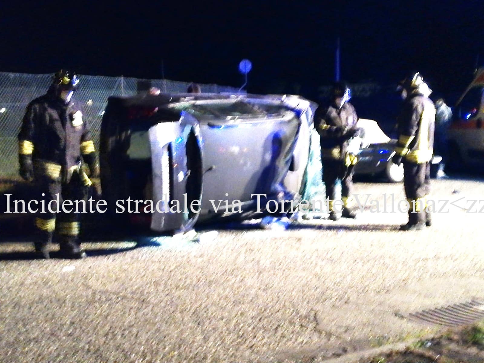 Grave incidente nel Catanese, due auto in collisione: una si ribalta, anziani tra le lamiere