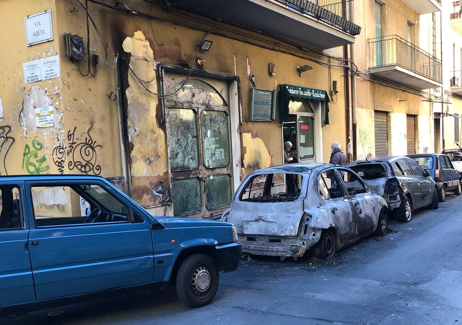 Catania, auto e scooter carbonizzati in via Padova da rimuovere. Ferrara: “Questione di decoro e sicurezza”
