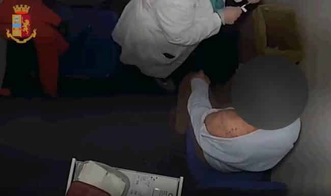 Finte vaccinazioni contro il Covid: infermiera arrestata, oltre 40 cittadini cadono nel tranello – VIDEO
