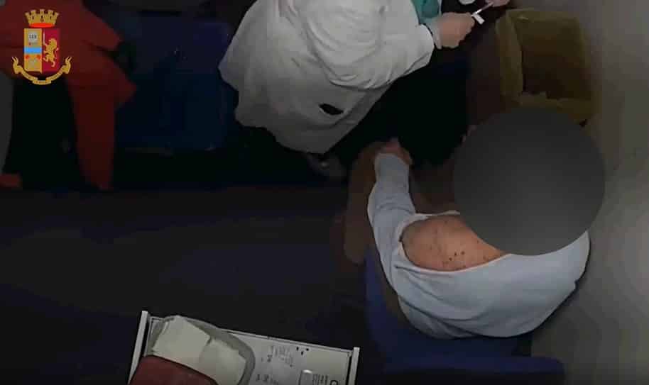 Finte vaccinazioni contro il Covid: infermiera arrestata, oltre 40 cittadini cadono nel tranello – VIDEO