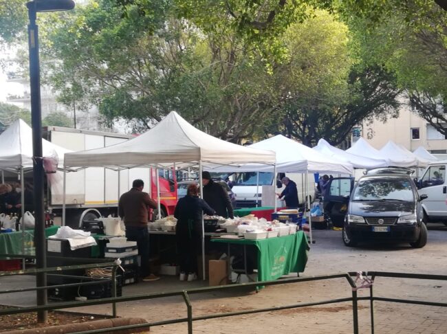 Borgo-Sanzio, protesta dei cittadini e commercianti: “Non vogliamo in piazza Michelangelo Buonarroti il mercatino settimanale biologico”