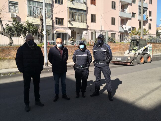 Acireale, partita l’operazione di rimozione della cenere vulcanica