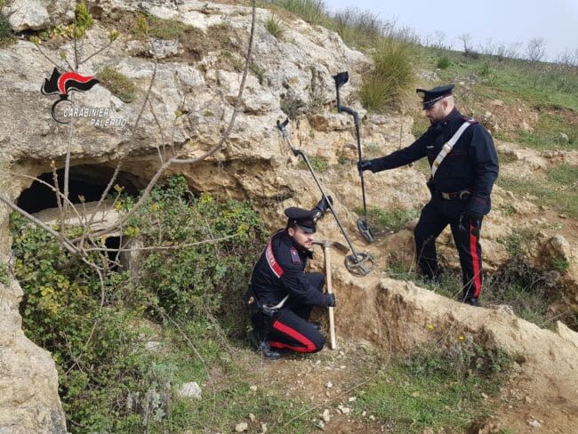 Malviventi siciliani a caccia di “tesori” antichi: 5 ai domiciliari per furto di beni culturali, bottino sequestrato