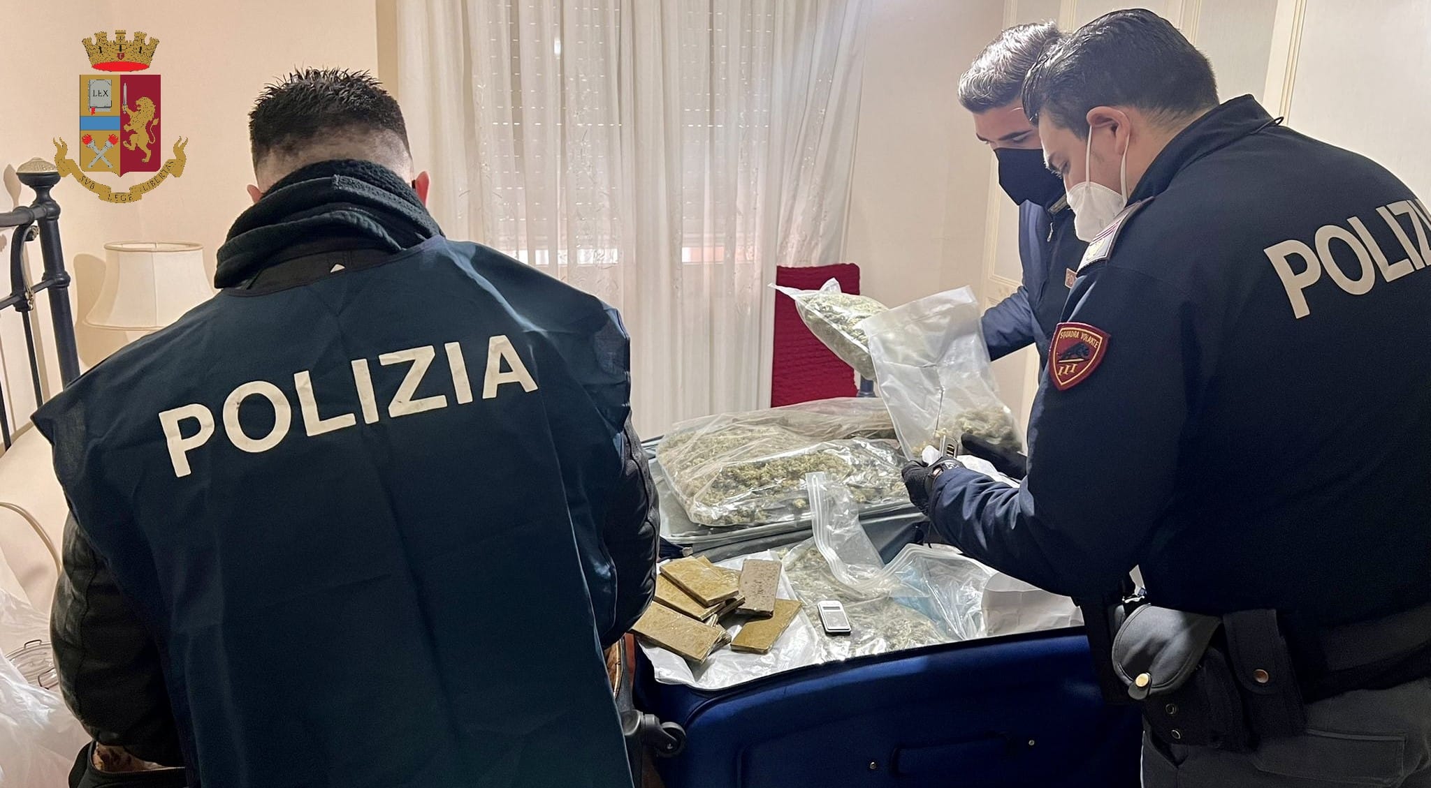 Trolley pieni di droga, armi e munizioni: arrestata una 57enne per spaccio