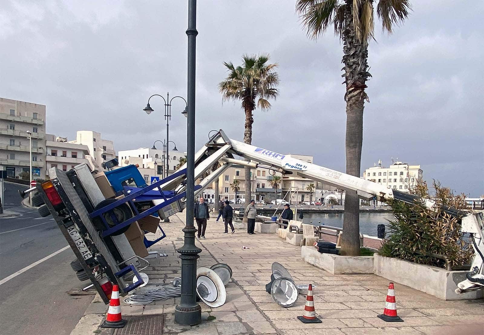 Panico a Pantelleria, camion con la gru di una ditta della manutenzione elettrica si ribalta su un fianco